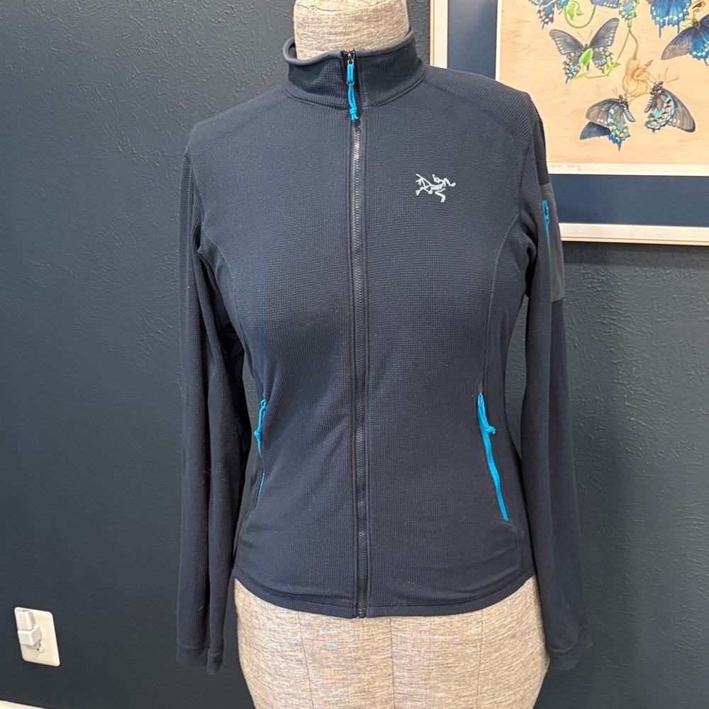 Arc'teryx Women's Navy Blue Delta LT Jacket with Blue Zipper Accents Large